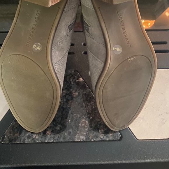 Womens Lucky Brand Ponic Grey Suede Stacked Heel Ankle Boot Womens 9M - Picture 7 of 8